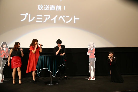 インディアンポーカーで敗北し、倒れ込む田中美海（右）。