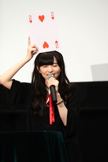 インディアンポーカーに挑戦する田中美海。