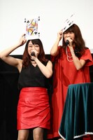 インディアンポーカーに挑戦する若井友希（左）と早見沙織（右）。