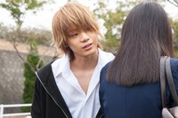 「ファイブ」の場面カット。