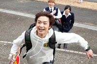 「ファイブ」の場面カット。