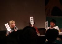 「やれたかもナイトin阿佐ヶ谷ロフト」の様子。左からRachel、ファイヤーダンス失敗、山下ゆうき。