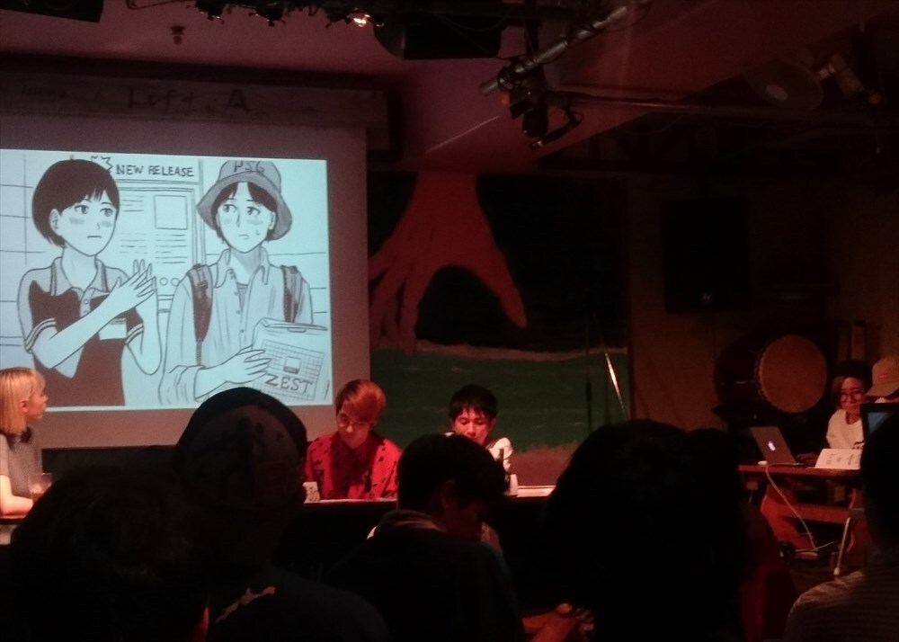 「やれたかもナイトin阿佐ヶ谷ロフト」の様子。吉田が描いた映像に合わせて、投稿された体験談が読み上げられる。