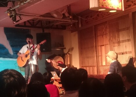 「やれたかもナイトin阿佐ヶ谷ロフト」の様子。「やれたかも」を歌う山下(左)と、聴き入る吉田(右)。