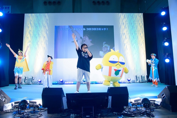中央が岡崎体育。右隣で踊るのは「100%パスカル先生」のパスカル先生。（撮影：村上タケシ）(c)永井ゆうじ・小学館／100%パスカルプロジェクト