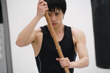 映画「東京喰種 トーキョーグール」より、鈴木伸之演じる亜門鋼太朗。