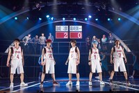 「舞台『黒子のバスケ』OVER-DRIVE」より。（撮影：引地信彦、渡部俊介）