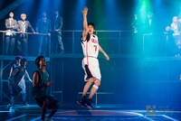 「舞台『黒子のバスケ』OVER-DRIVE」より。（撮影：引地信彦、渡部俊介）