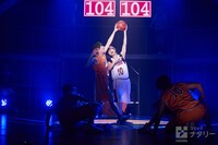 「舞台『黒子のバスケ』OVER-DRIVE」より。（撮影：引地信彦、渡部俊介）