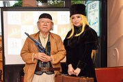 松本零士とメーテルのコスプレイヤー。