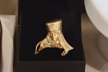 “松本零士ロマンティックコレクション”の「『銀河鉄道999』メーテルブローチ」。