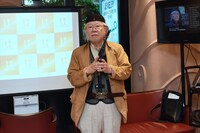 「ハーロックのドクロベルト」を装着し、ポーズを決める松本零士。