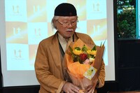花束を見つめる松本零士。
