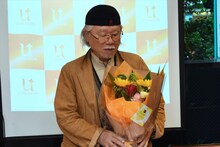 花束を見つめる松本零士。