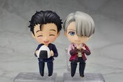 「ねんどろいど 勝生勇利 フリースケーティングVer.」と別売りの「ねんどろいど ヴィクトル・ニキフォロフ」を並べた様子。