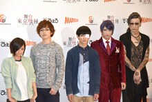 左から田畑亜弥、鈴木勝吾、松田凌、佐々木喜英、村田充。