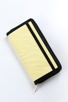 ユーリ・プリセツキーモデルの財布。