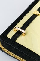 ユーリ・プリセツキーモデルの財布。