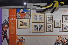 「トッキュー!!」のコーナー。さまざまな資料も展示されている。(c)久保ミツロウ・小森陽一