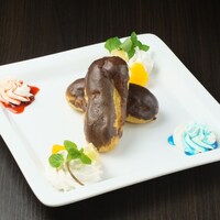 個室居酒屋6年4組に登場するコラボメニュー「エクレア」。「ナナマル サンバツ」内で、名前の由来がクイズのお題となっていた。