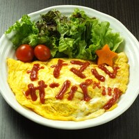 個室居酒屋6年4組に登場するコラボメニュー「ナナサンオムライス」。