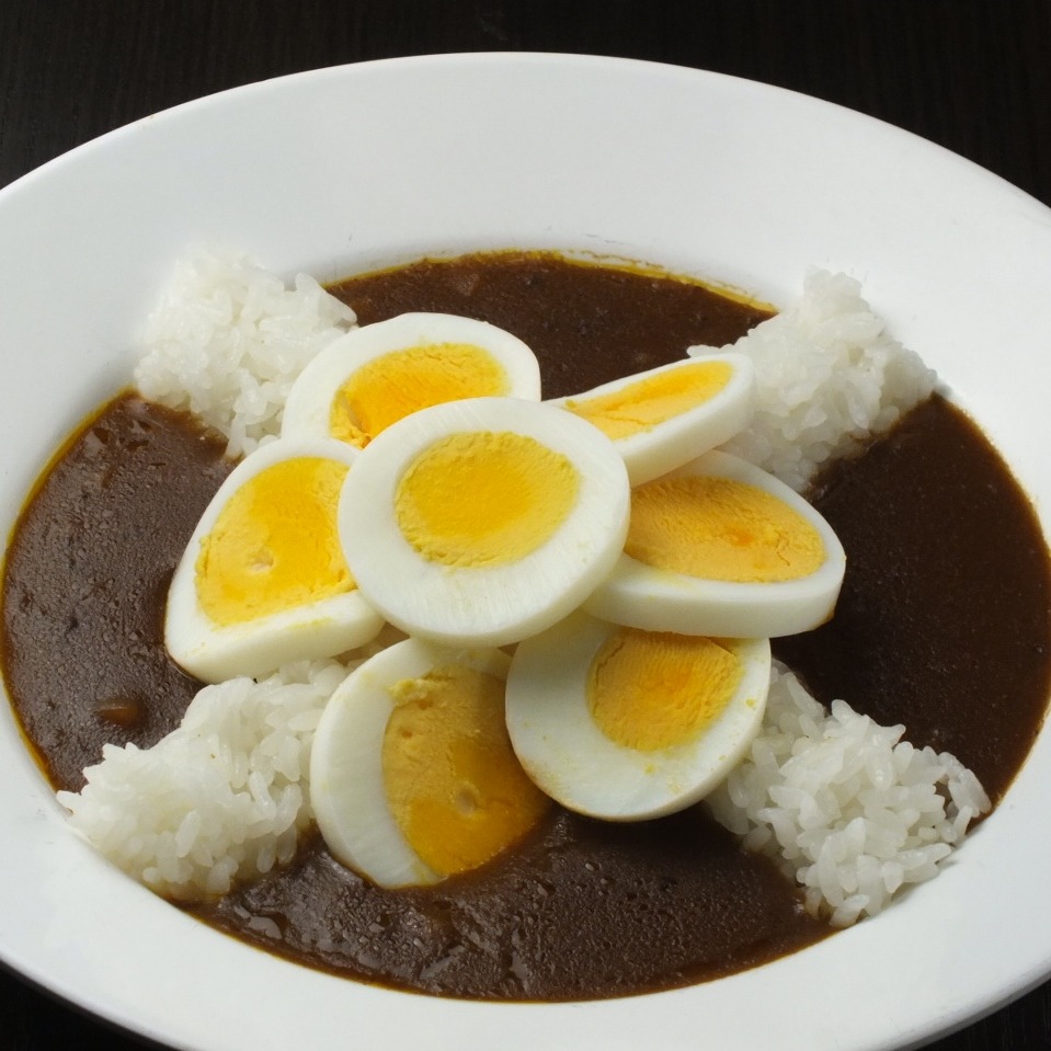 個室居酒屋6年4組に登場するコラボメニュー「ナナサンカレー」。