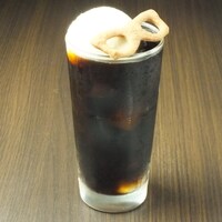 個室居酒屋6年4組に登場するコラボメニュー「学人のコーヒーフロート」。