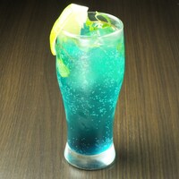 個室居酒屋6年4組に登場するコラボメニュー「御来屋のフレッシュミントソーダ」。