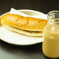 個室居酒屋6年4組に登場するコラボメニュー「識のミルクセーキ＆コッペパン」。