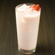 個室居酒屋6年4組に登場するコラボメニュー「真理のイチゴオレ」。