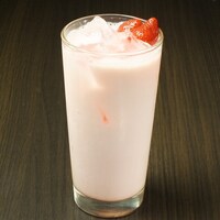 個室居酒屋6年4組に登場するコラボメニュー「真理のイチゴオレ」。