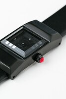 エンヴィーをモチーフにした腕時計。