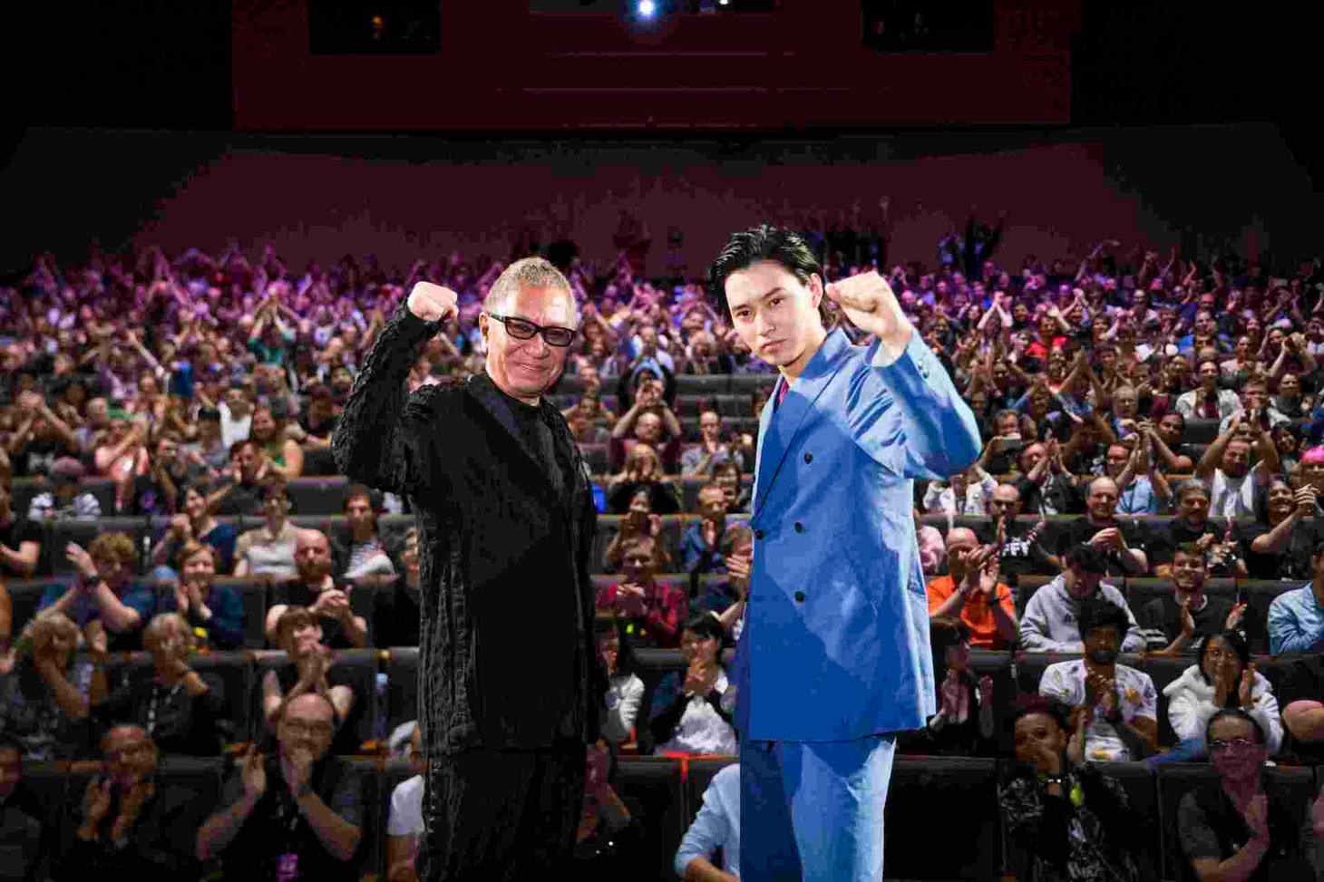 ワールドプレミアの様子。左から三池崇史監督、山崎賢人。