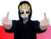 「ポプ子フェイスパーカー」の着用例。