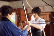 「先生!」より、弓道着姿の広瀬すず。