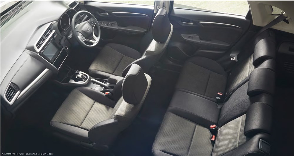 「NEWフィット」の車内。