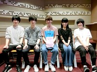 左から島崎信長、梅原裕一郎、花江夏樹、石見舞菜香、山下大輝。