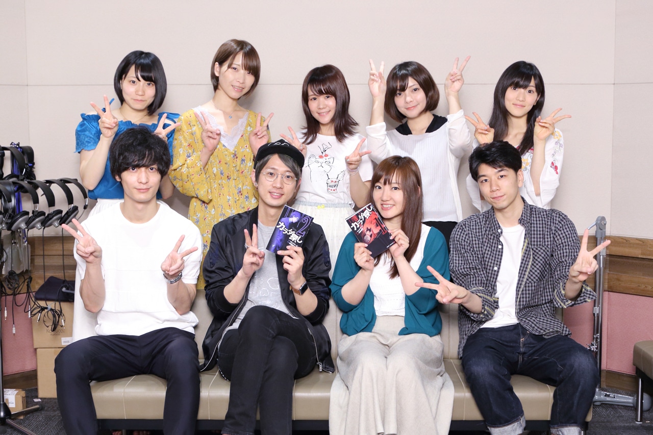 アフレコの様子。前列左から梅原裕一郎、江口拓也、阿澄佳奈、西山宏太朗。後列左から青山玲菜、朝日奈丸佳、田中あいみ、織江珠生、古賀葵。