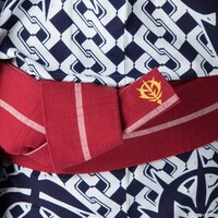 ジオン軍デザインの角帯を締めた様子。