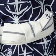 連邦軍デザインの角帯を締めた様子。