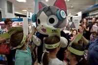 パリの大手デパート「BHV（ベー・アッシュ・ベー）」でフランスの子供たちと遊ぶチー。