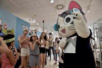 パリの大手デパート「BHV（ベー・アッシュ・ベー）」でフランスの子供たちと遊ぶチー。