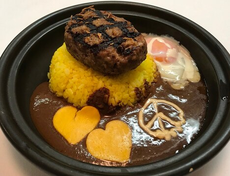 「この自慢の頭をけなされるとムカッ腹が立つぜ！」リーゼント型和牛ハンバーグ黒カレー（東京会場）