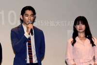 左から瑛太、深田恭子。