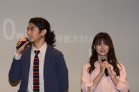 左から瑛太、深田恭子。