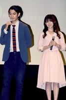 左から瑛太、深田恭子。
