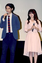 左から瑛太、深田恭子。