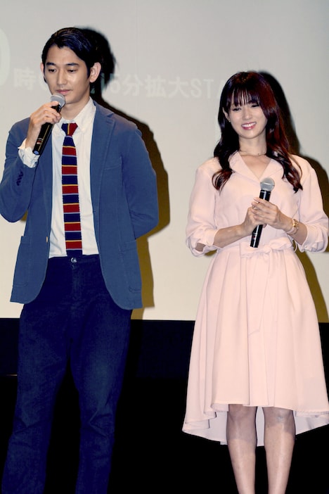 左から瑛太、深田恭子。