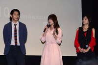 左から瑛太、深田恭子、山口智子。