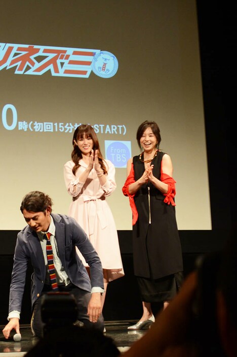 土下座をする瑛太と、それを見守る深田恭子と山口智子。